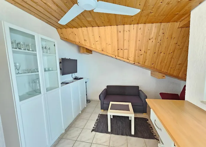 Anita 3 - 150m From The *